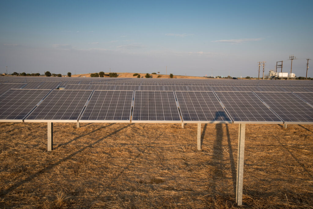 A photovoltaic power station in the United States (36130544874)